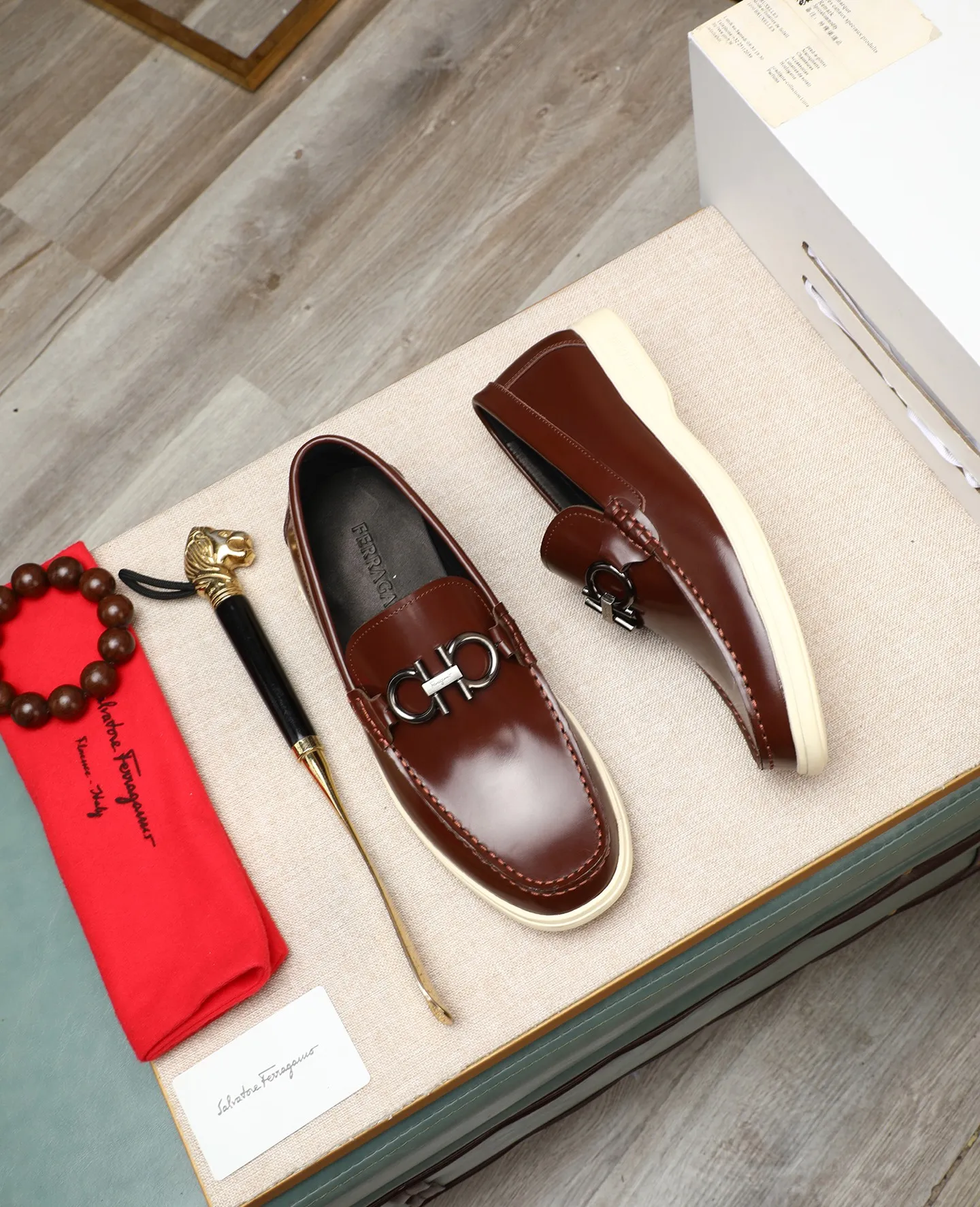 Men's shoes 💰580 📛📛(water-dyed cow lining) Salvatore Ferragamo high-end (Salvatore Ferragamo) is the top international luxury footwear brand. It comes from the fashion kingdom of Italy. It is famous all over the world for its traditional handmade design and novel styles... 🚶🏻🚶🏻New suit shoes are available simultaneously at the counter. This style is purely handmade. The fabric is imported Italian calfskin➕Soft water-dyed cowhide lining. Original authentic outsole🌀🌀Size: 38➖44 (45 46 customized)